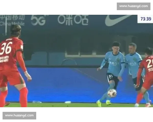 哨响球碎!中超争议判罚惹毛王钰栋,业余操作再引怒潮 哨响球碎!中超争议判罚惹毛王钰栋,业余操作再引怒潮